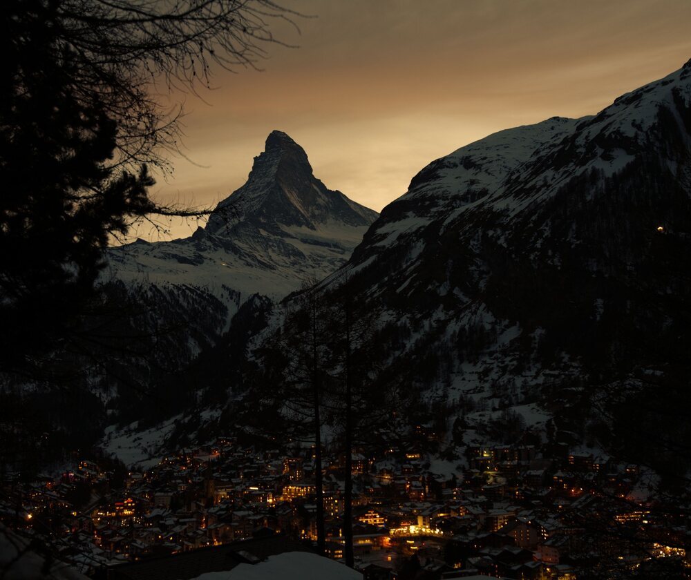 Lac et montagnes en Suisse au coucher du soleil